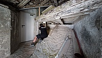 Handwerker arbeitet in Raum des Franziskaner-Klosters 