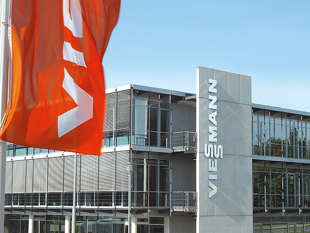 rote Flagge von Viessmann vor Unternehmensgebäude 