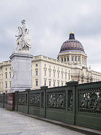 Statue auf Brücke vor Berliner Schloss mit Kuppel 