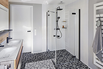 Duschkabine von MENA in softem Schwarz in Badezimmer