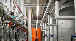 In der 300-m2-Energiezentrale befinden sich ein 28.000-l-Pufferspeicher, ein 10.000-l-Warmwasserboiler, ein 100-kW-Lopper-Stückholzkessel, eine 450-kW-Herz-Pelletsheizung und eine Elko-Gastherme zur Notversorgung. Credit: Opbacher