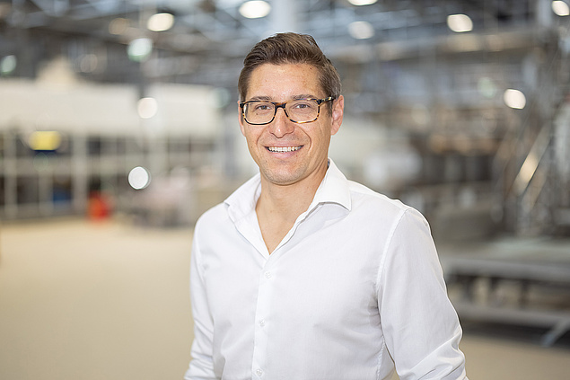 Christoph Steinhäusler als Leiter Produktmanagement Hoval posiert lächelnd