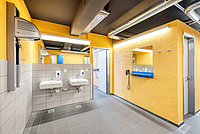 Sanitärraum mit gelben Wändne und neuen Armaturen von Schell 