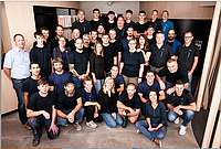 Mitarbeitende der Kollar GmbH posieren für Gruppenfoto 