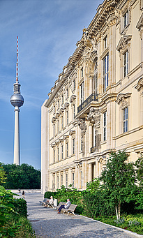 helle und barocke Fassade des Berliner Schlosses und Fernsehturm