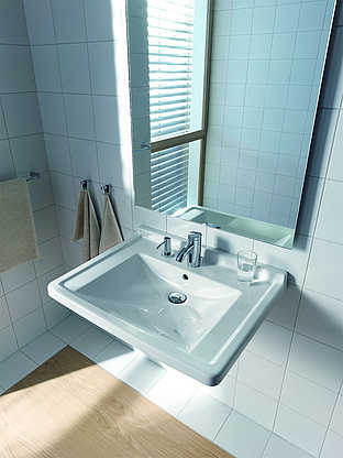 weißes Waschbecken unter großem Spiegel in Bad