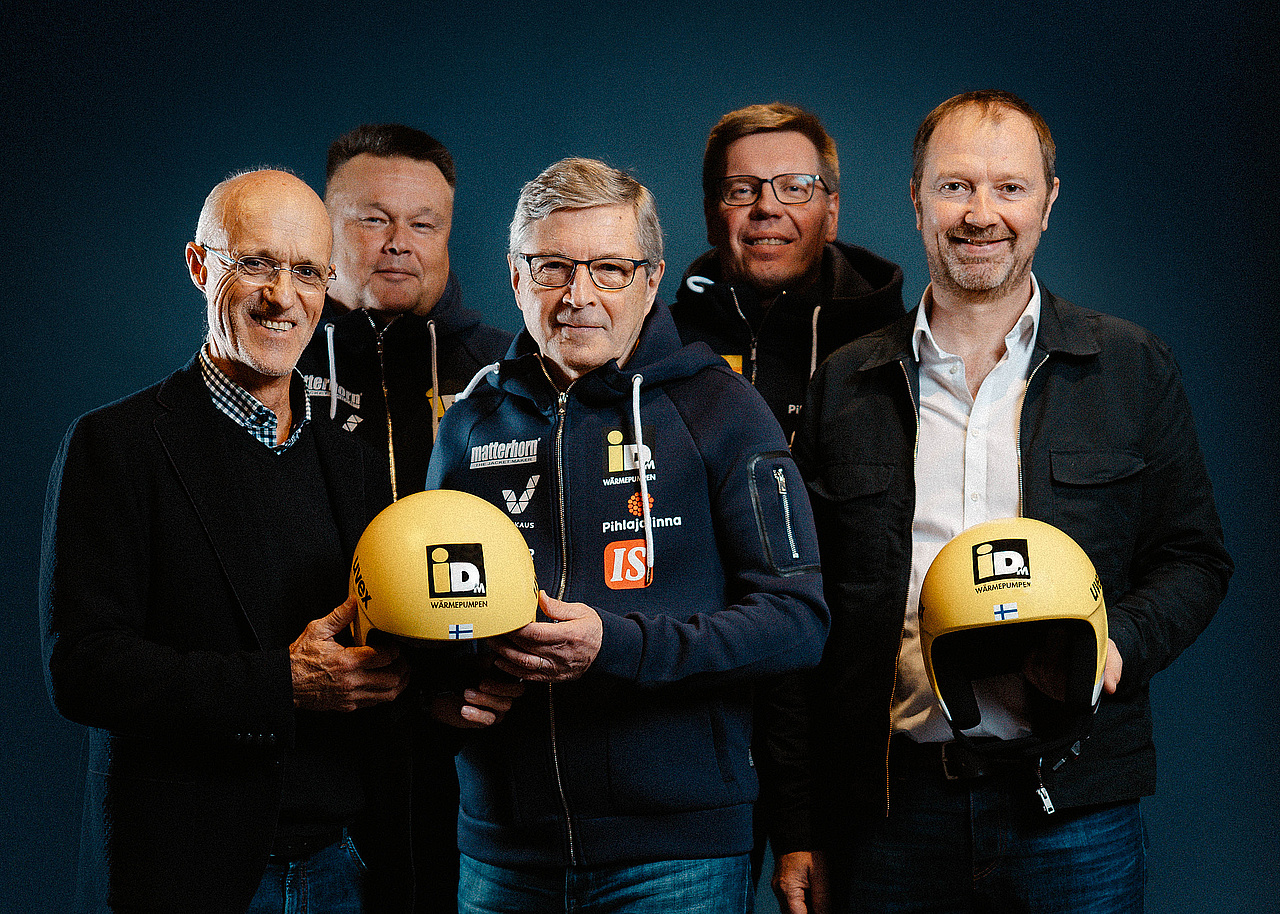Übergabe von gelben Skisprung-Helmen an finnisches Skisprungteam 