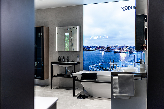 Showroom Badezimmer mit grauer Badewanne und Flatscreen